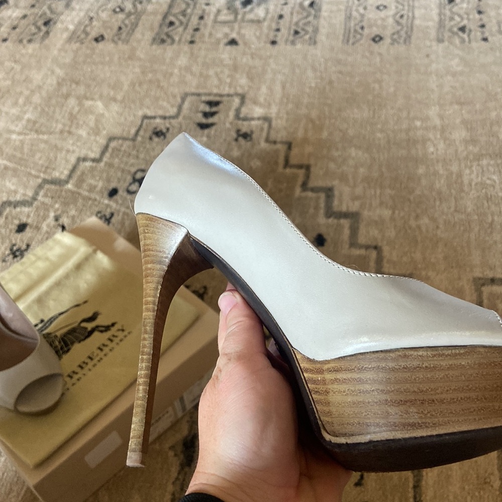 Burberry heels size 38. - Picture 3 of 6
